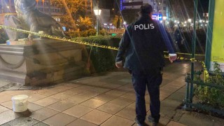Yanlış anlaşılma yüzünden cadde ortasında bıçaklanan genç ağır yaralandı