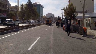 Yapımı tamamlanan karayolunun çizgileri çekiliyor