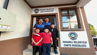 Yerde buldukları parayı zabıtaya teslim ettiler