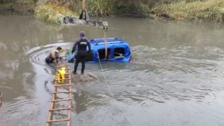 Yeşilırmak Nehrine düşen aracı ekipler çıkardı