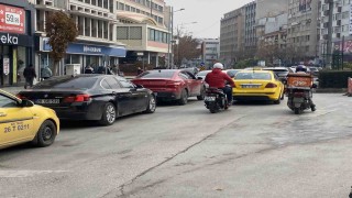 Yıkım için cadde kapatılınca kent trafiğini kilitlendi