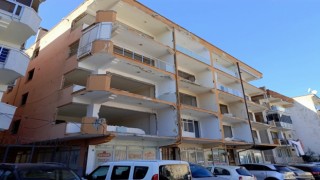 Yıkım kararına rağmen yıkılmayan bina tehlike saçıyor