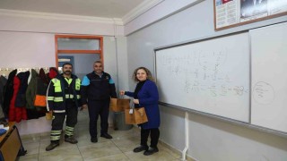 Yılmaz, öğretmenler gününü çiçeklerle kutladı