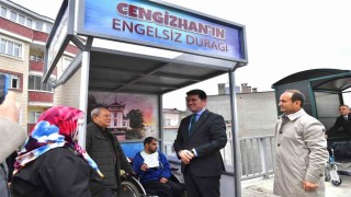 Yol kenarında araçları izlemeyi seven engelli Cengizhan için ‘Cengizhanın Engelsiz Durağı isimli durak yapıldı