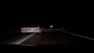 Yol vermemek için sürekli şerit değiştiren otomobil kamerada
