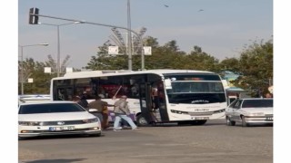Yolcu minibüsünün şoförüne saldırı: Tekme, tokat ve sopalı kavga