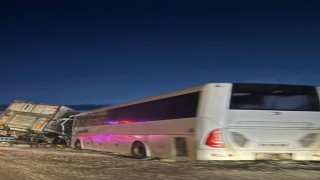 Yolcu otobüsünün tır ve otomobille çarpıştığı kazada 30 kişi yaralandı