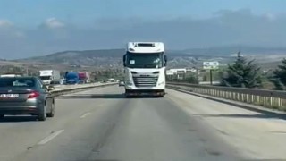 Yolda geri gider gibi görünen tır vatandaşları şaşırttı, gerçek sollama yapılınca anlaşıldı