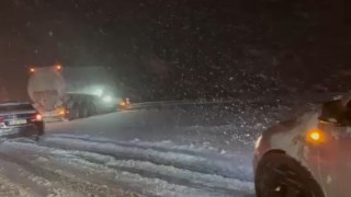Yolda kalan tırlar emniyet şeridine alındı, trafik açılmaya başladı