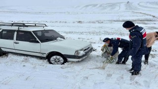 Yolda kalanların yardımına jandarma yetişti
