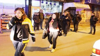 Yolda yürürken bıçaklı saldırıya uğradı, saldırgan kayıplara karıştı