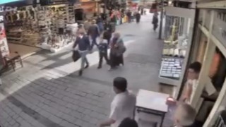 Yolda yürüyen genç kıza durduk yere tekme attı, esnaftan meydan dayağı yedi