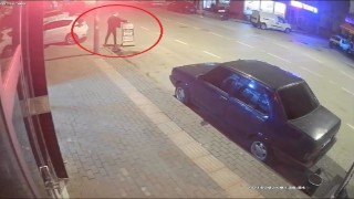 Yoldan aldığı tabela ile dükkana saldırdı
