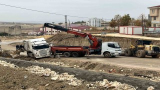Yoldan çıkan tır trafiği kapattı