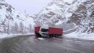 Yollarda kar ve buzlanma kazalara davetiye çıkarıyor