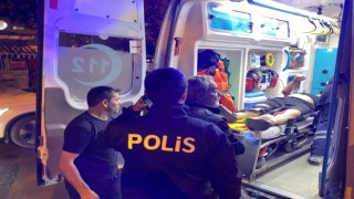 Yolun karşısına geçmeye çalışırken otomobilin çarpmasıyla yaralandı