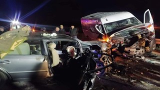 Yozgatta minibüs otomobille çarpıştı: 3 ölü, 5 yaralı
