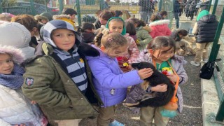 Yozgattaki Evcil Köyde çocuklar ve gençler, patili dostlarla buluştu