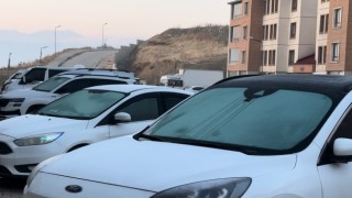 Yüksekovada araçların camları buz tuttu