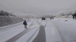 Yüksekovada iki araç kafa kafaya çarpıştı: 4 yaralı