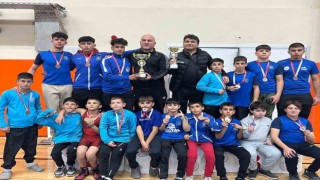 Yunusemreli güreşçiler Kuşadasında 2 kupa ve 18 madalya kazandı