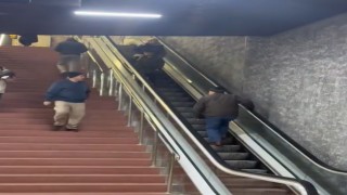 Yürüyen merdivenlere ters binip ilerlemeye çalıştı... İlginç anlar kamerada