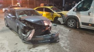 Zincirleme kazada maddi hasar oluştu