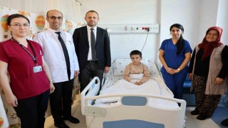 10 yaşındaki Berat, milyonda bir görülen tümörden Adanada kurtuldu