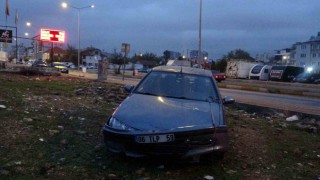 14 yaşındaki çocuğun kullandığı araç kaldırımda yürüyen aileye çarptı: 1i bebek 3 yaralı