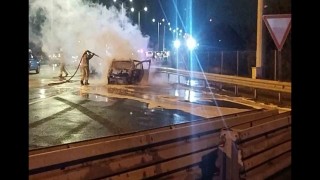 15 Temmuz Şehitler Köprüsünde otomobil alev alev yandı
