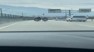 2 motosikletlinin tehlikeli yolculuğu kameraya yansıdı