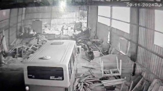 28 yaşındaki genç babasının çalıştığı atölyeye minibüsle daldı