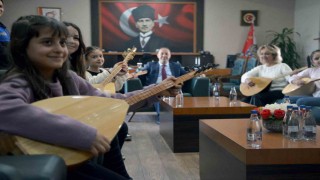 Adana Emniyet Müdürüne, saz kursunu bitiren kızlardan mini konser