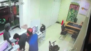 Adanada döviz bürosunda silahlı soygun ve rehin alma anı kamerada