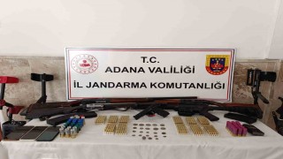 Adanada evde 23 sikke ve 5 silah çıktı