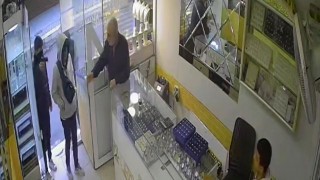 Adana’da Kuyumcunun Cesareti Soyguncuları Kaçırttı