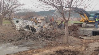 Adıyamanda beton mikseri devrildi