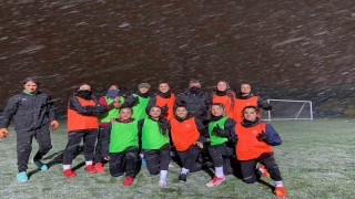 Ağrı Kadın Futbol Takımı, kar yağışı altında antrenmanlarını sürdürüyor