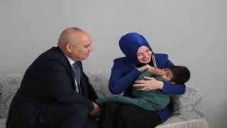 Ağrı Valisi Koç, özel gereksinimli çocuğu ziyaret etti