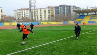 Ağrının kadın futbolcuları dondurucu soğuklara meydan okuyor