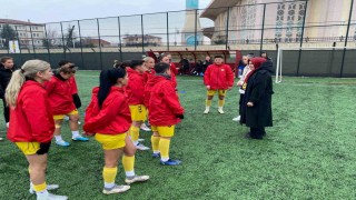 AK Parti İl Kadın Kolları Başkanından Eskişehirspor kadın futbol takımına ziyaret