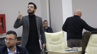 AK Partili Belediye Meclis üyeleri CHPli başkanın söz vermemesine kızarak meclisi terk etti
