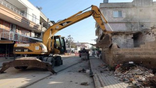 Akdeniz Belediyesi metruk binaları yıkıyor