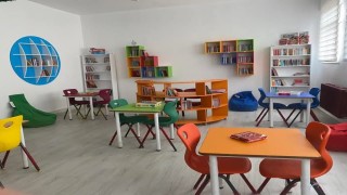 Akşehirde hayırsever aileden okula kütüphane