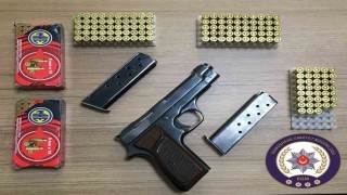 Alacaklısının evine silah zoruyla girmeye çalışan şahıs yakalandı