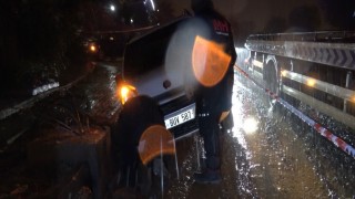 Alanyada yol çöktü, 3 araç çukurda mahsur kaldı