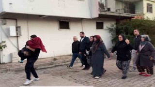 Alev alev yanan ev küle döndü, fenalık geçiren kardeşini kucağında taşıdı