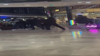 Alışveriş merkezinde tekme tokat kavga kamerada