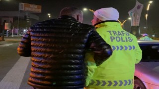 Alkollü kaza yaptı, “Sıkıntı yok” deyip ceza yemeye polisle kol kola gitti