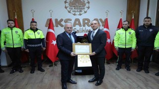 Alkollü sürücünün valiye şikayet etmekle tehdit ettiği polislere Validen başarı belgesi